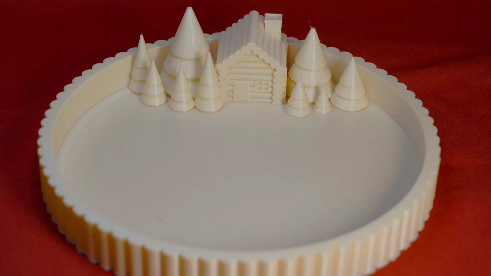 Évadez-vous au cœur de la forêt avec notre petit plat décoratif "Le Chalet du Bout du Monde".